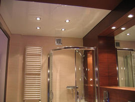 Натяжной потолок в ванной фото, компания Ремонтофф. Натяжные потолки в Томске под ключ.